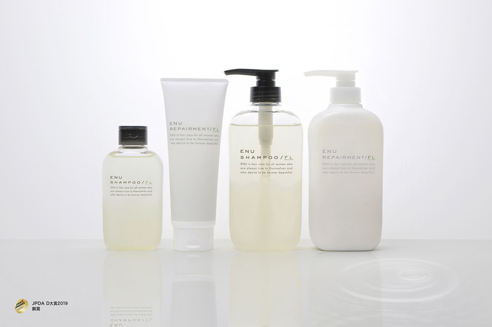 白を貴重としたヘアケア商品のボトル